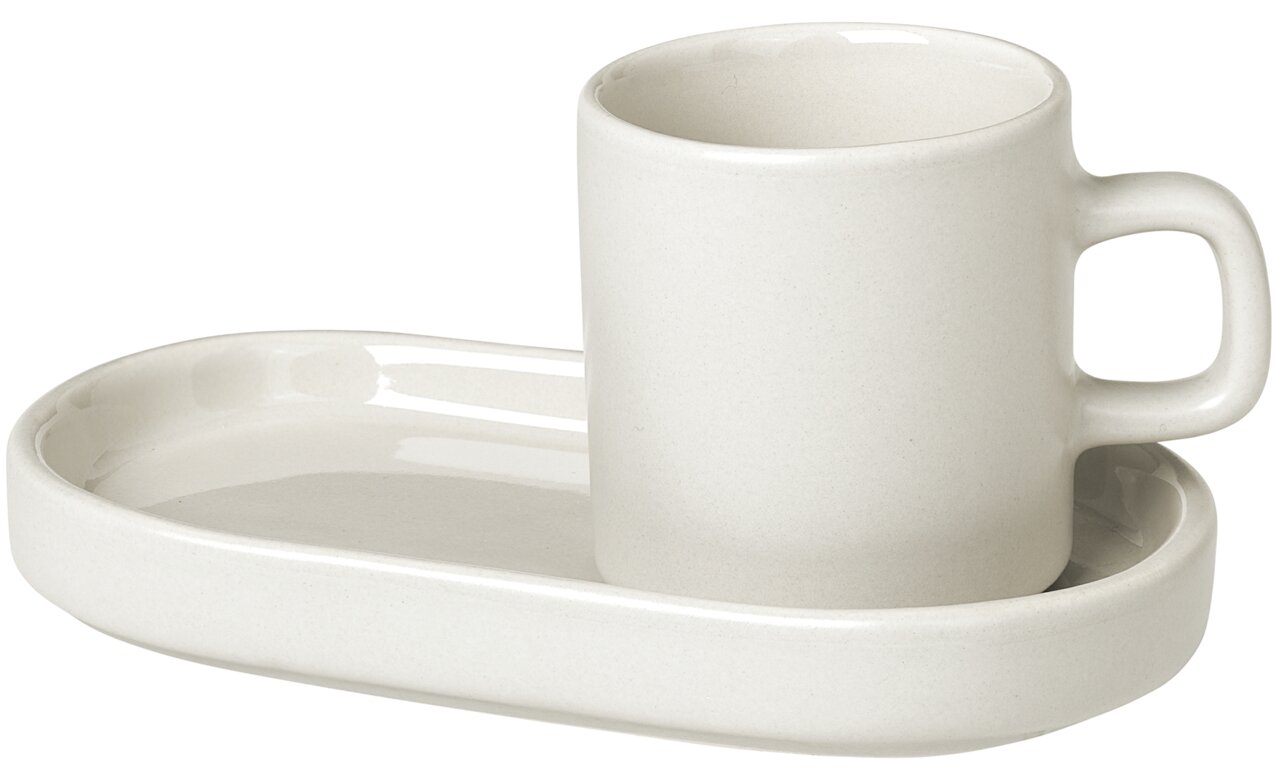 Espressotasse aus Keramik mit passender Untertasse, seitliche Perspektive