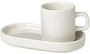 Espressotasse aus Keramik mit passender Untertasse, seitliche Perspektive