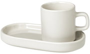 Espressotasse aus Keramik mit passender Untertasse, seitliche Perspektive