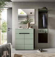 Modernes Flur-Set mit mintgrüner Kommode und Garderobenpaneel, Spiegel über der Kommode, Jacke am Haken und Deko auf der Ablage, frontale Perspektive.