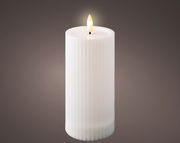 Weiße Solar Kerze mit flackernder Flamme, seitliche Perspektive