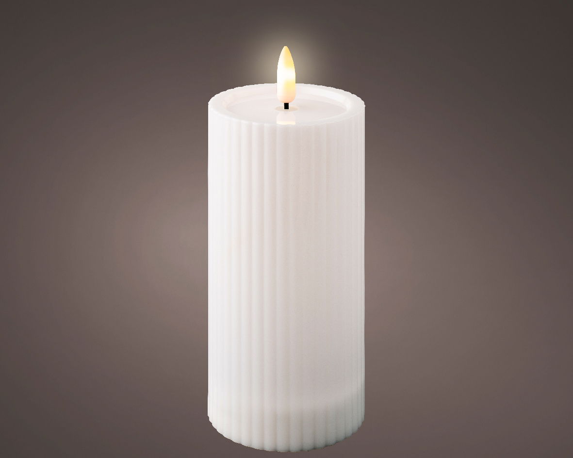 Weiße Solar Kerze mit flackernder Flamme, seitliche Perspektive