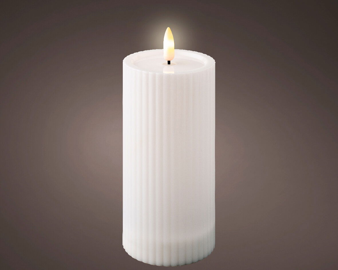 Weiße Solar Kerze mit flackernder Flamme, seitliche Perspektive