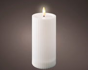 Weiße Solar Kerze mit flackernder Flamme, seitliche Perspektive