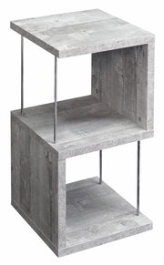 Modernes Standregal der Serie RIFF in Betonoptik, perspektivisch von vorne links gesehen.