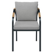 Frontansicht eines modernen Stapelsessels mit grauem Kissen und Armlehnen aus Holz.