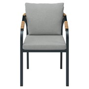 Frontansicht eines modernen Stapelsessels mit grauem Kissen und Armlehnen aus Holz.