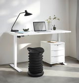 Schwarzer Schwinghocker in einem modernen Büro, seitliche Perspektive