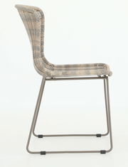 Seitenansicht eines modernen Stapelstuhls mit geflochtenem Sitz und Rückenlehne auf einem Metallgestell.