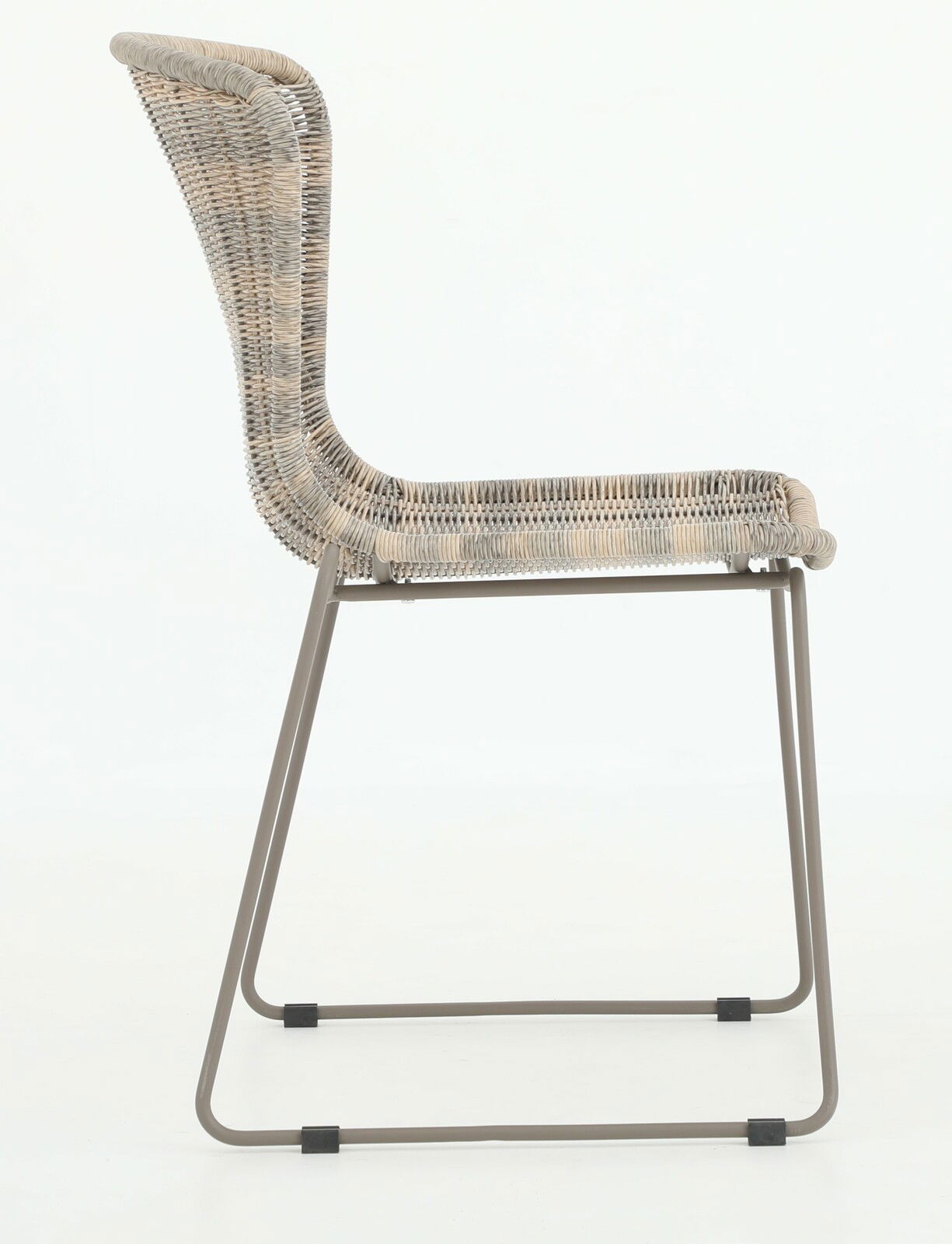 Seitenansicht eines modernen Stapelstuhls mit geflochtenem Sitz und Rückenlehne auf einem Metallgestell.