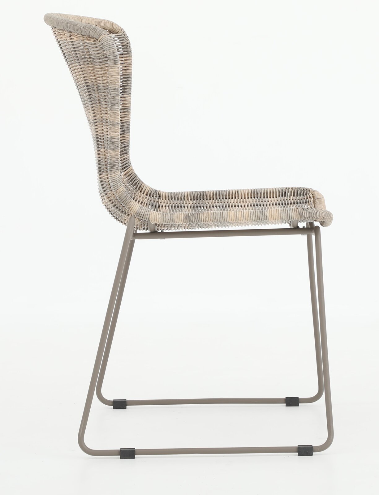 Seitenansicht eines modernen Stapelstuhls mit geflochtenem Sitz und Rückenlehne auf einem Metallgestell.