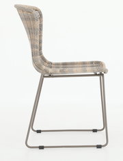 Seitenansicht eines modernen Stapelstuhls mit geflochtenem Sitz und Rückenlehne auf einem Metallgestell.