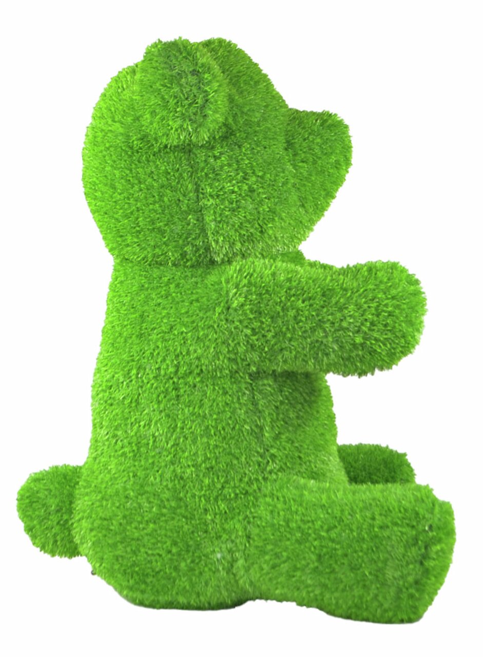 Grüne Bärenfigur aus Gras, seitliche Perspektive, Gartendekoration