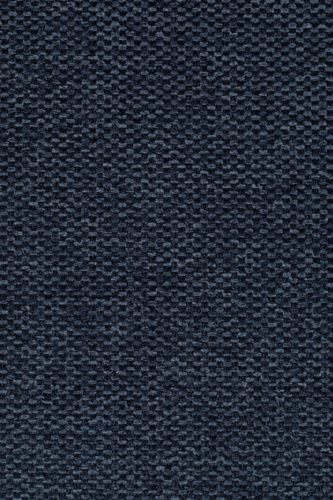 Nahaufnahme eines dunkelblauen, strukturierten Stoffes in einer Webmusterung, von oben betrachtet.