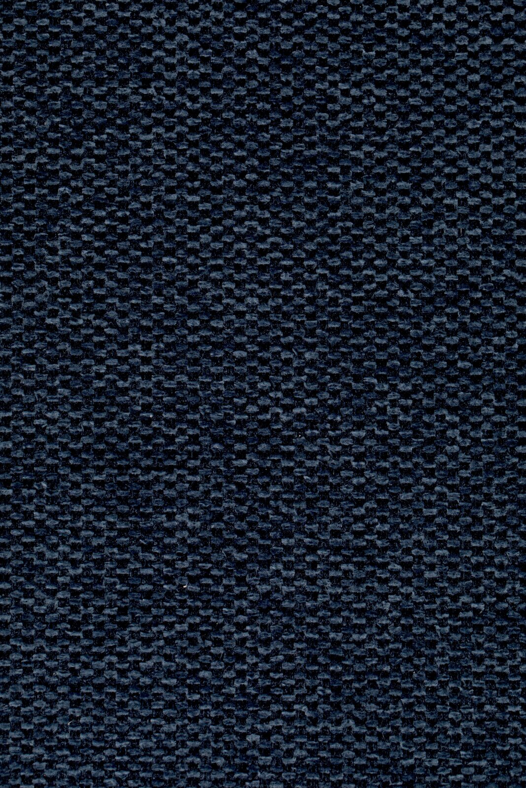 Nahaufnahme eines dunkelblauen, strukturierten Stoffes in einer Webmusterung, von oben betrachtet.