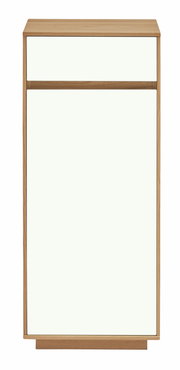 Frontansicht einer modernen Kommode der VOSS Serie V100 mit Holzrahmen und weißen Schubladen.