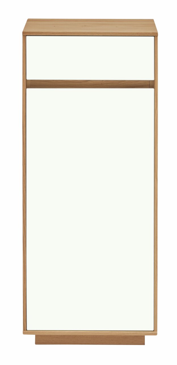 Frontansicht einer modernen Kommode der VOSS Serie V100 mit Holzrahmen und weißen Schubladen.
