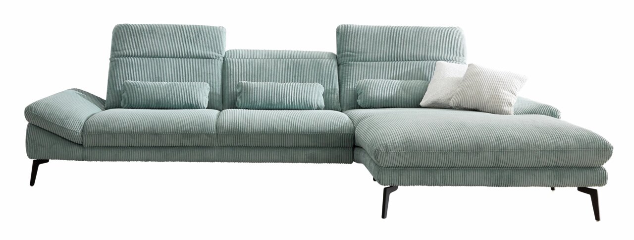 Grüne Longchairkombination mit geripptem Stoffbezug, bestehend aus einem Sofa mit drei Sitzplätzen und einer rechtsseitigen Chaiselongue. Vorderansicht.