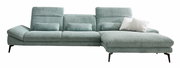 Grüne Longchairkombination mit geripptem Stoffbezug, bestehend aus einem Sofa mit drei Sitzplätzen und einer rechtsseitigen Chaiselongue. Vorderansicht.