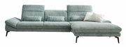 Grüne Longchairkombination mit geripptem Stoffbezug, bestehend aus einem Sofa mit drei Sitzplätzen und einer rechtsseitigen Chaiselongue. Vorderansicht.