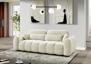 Vorderansicht eines cremefarbenen, gepolsterten 3-Sitzer-Sofas mit weichem Bouclé-/Stoffbezug und runden Armlehnen in modernem Wohnzimmerambiente