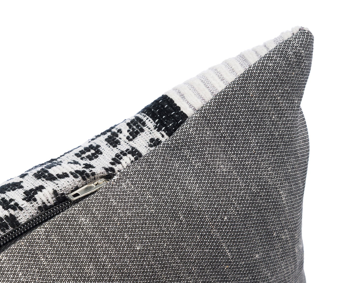 Nahaufnahme einer Kissenhülle 40x60cm mit grauem Stoff und schwarz-weißem Muster, seitliche Perspektive