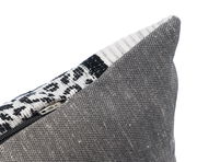 Nahaufnahme einer Kissenhülle 40x60cm mit grauem Stoff und schwarz-weißem Muster, seitliche Perspektive
