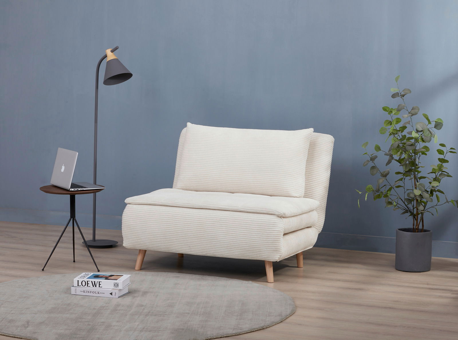 Z2 Funktionssessel BEATRICE Beiger Funktionssessel in einem modernen Wohnzimmer, seitliche Perspektive, mit einem Beistelltisch, einer Stehlampe und einer Pflanze.