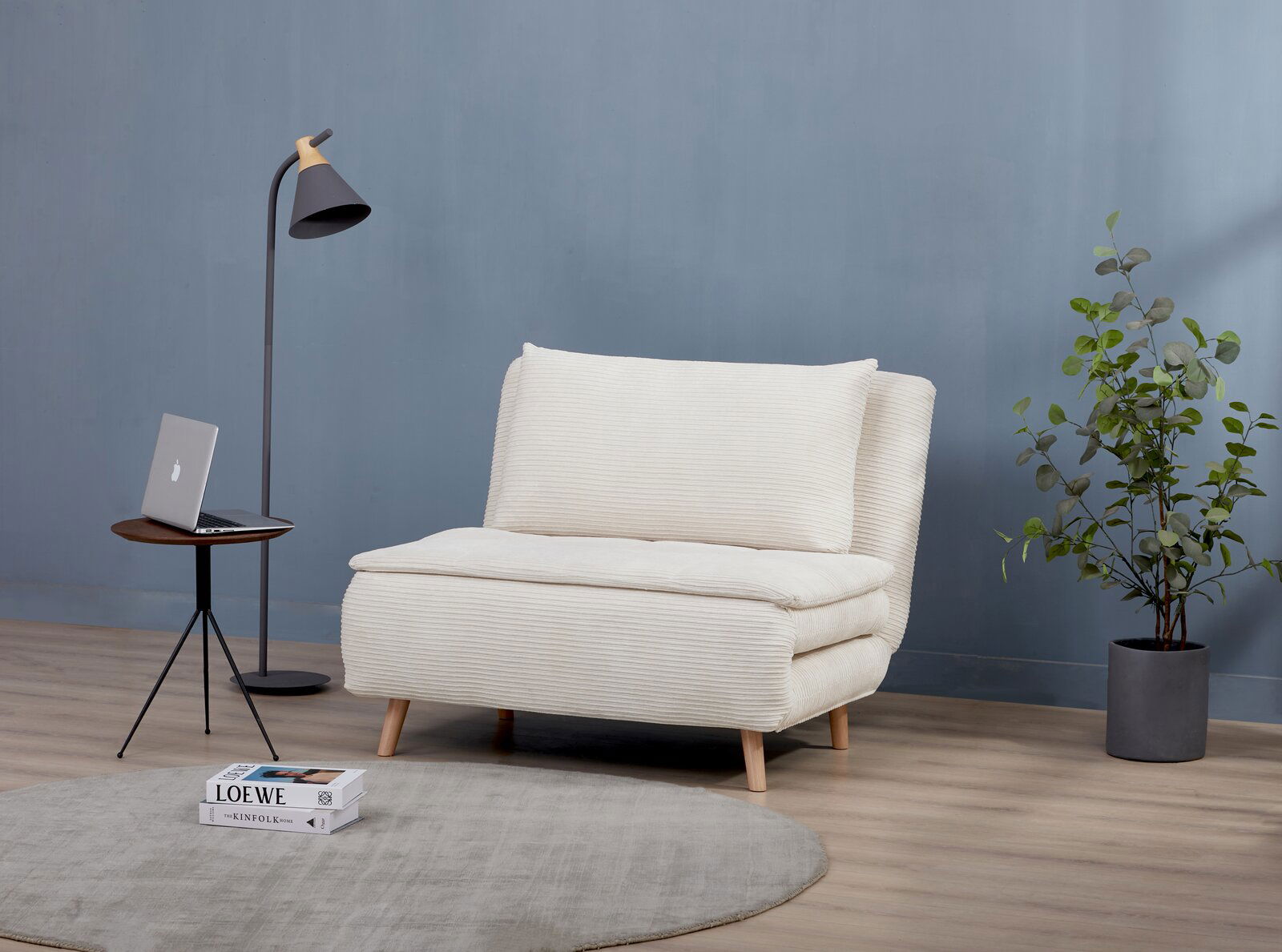 Z2 Funktionssessel BEATRICE Beiger Funktionssessel in einem modernen Wohnzimmer, seitliche Perspektive, mit einem Beistelltisch, einer Stehlampe und einer Pflanze.