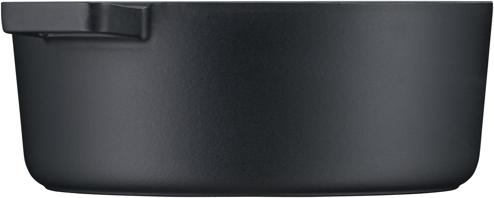 Seitliche Ansicht eines schwarzen WMF Flavour Bräters, oval, 33x26cm, mit einem Griff.