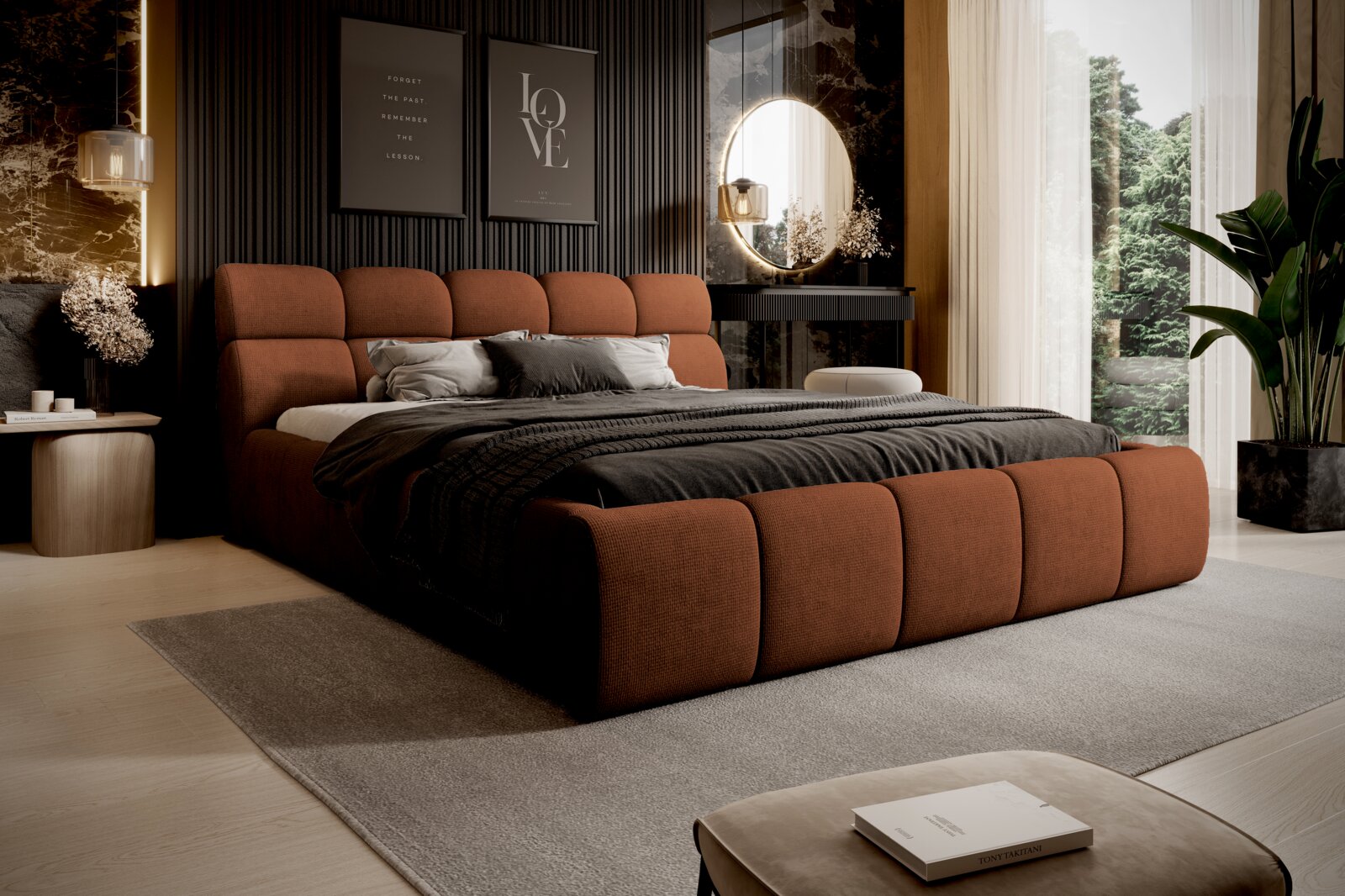 Modernes Polsterbett in einem stilvollen Schlafzimmer, seitliche Perspektive mit eleganter Dekoration und großen Fenstern.