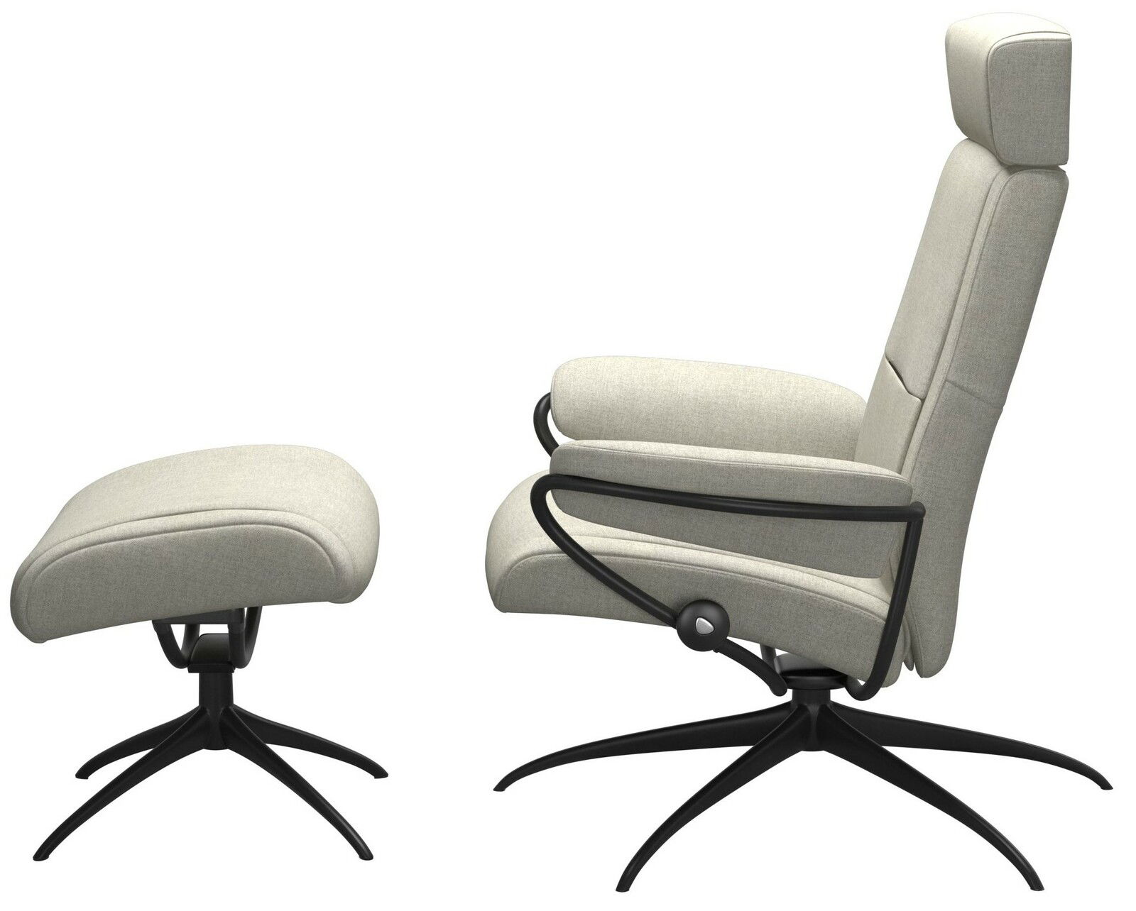 Seitliche Ansicht eines Einzelsessels mit Kopfstütze und passendem Fußhocker in hellem Stoffbezug, auf schwarzen Metallfüßen.