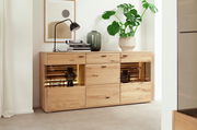 Holz-Sideboard mit Schubladen und Glaseinsätzen, dekoriert mit Pflanzen und Lampen, seitliche Perspektive