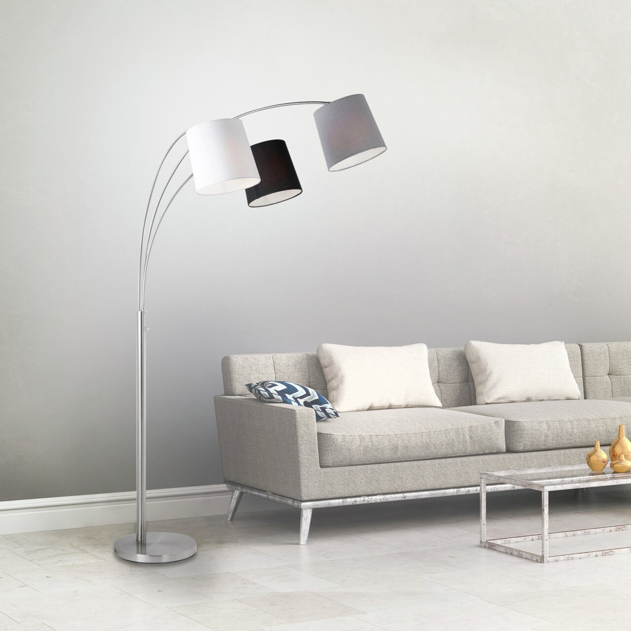 Just Light Stehleuchte MELVIN Moderne Stehleuchte aus Stahl mit drei unterschiedlich farbigen Lampenschirmen, seitliche Perspektive im Wohnzimmer neben einem grauen Sofa.