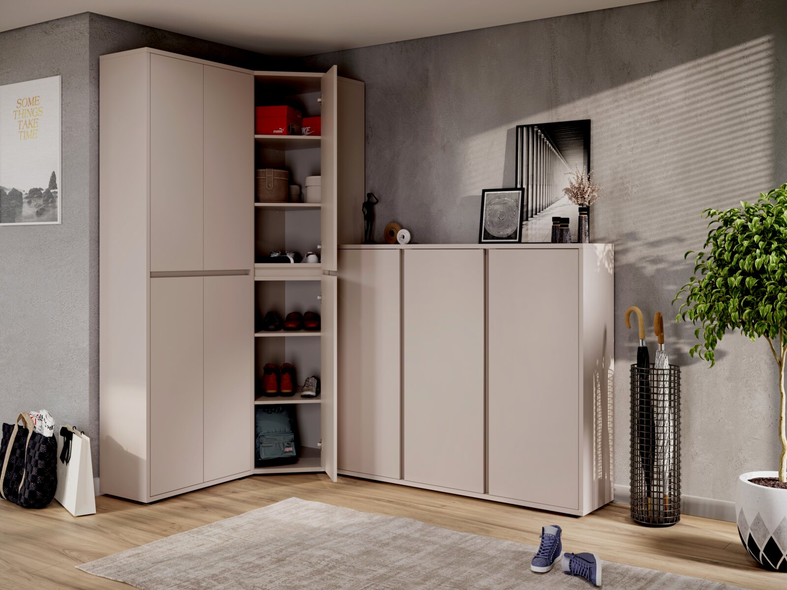 Modulaire garderobekast in mat beige met hoge en lage opbergkasten, deels geopende deuren en zichtbare legplanken, schuin van voren weergegeven in een moderne hal.