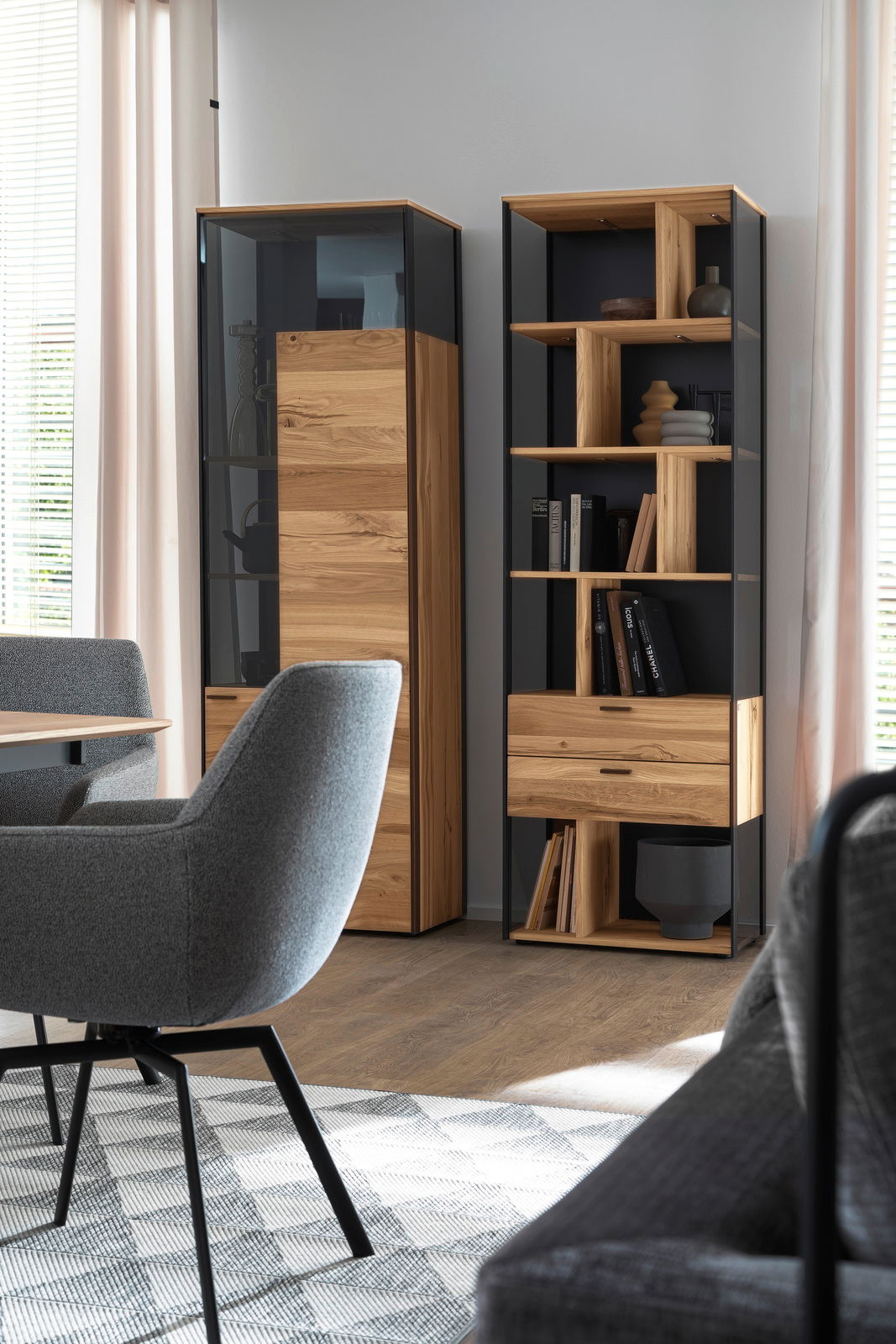 Modernes Regal aus Holz und Glas in einem Wohnzimmer, seitliche Perspektive