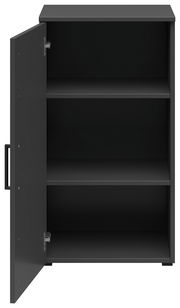 Schwarze Kommode mit geöffneter Tür und zwei Einlegeböden, Frontalansicht