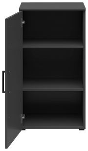 Schwarze Kommode mit geöffneter Tür und zwei Einlegeböden, Frontalansicht