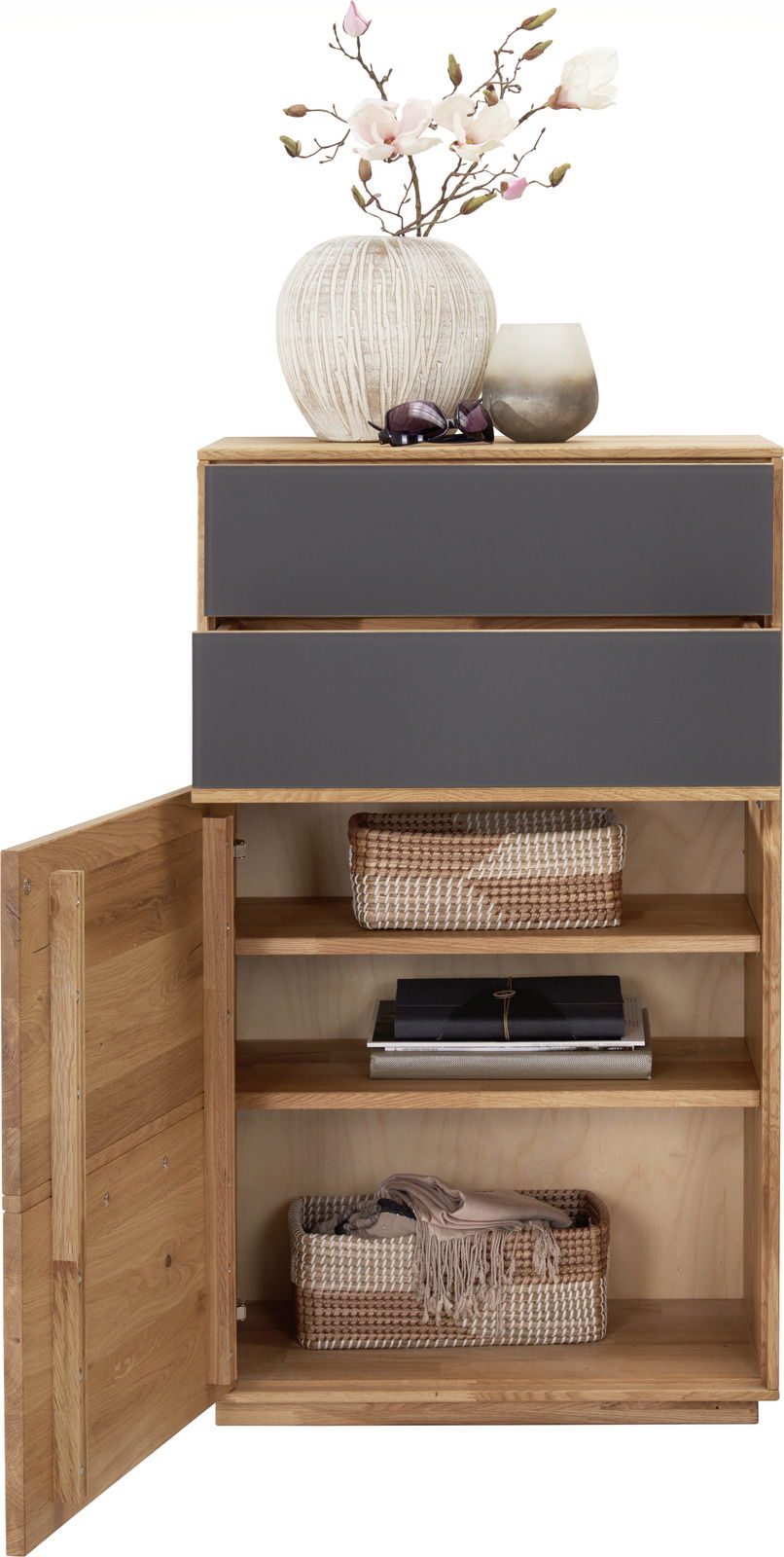 Schuhschrank aus Holz mit zwei grauen Schubladen, offene Tür zeigt Regale mit Körben und Büchern, dekoriert mit Vasen und Blumen von vorne betrachtet.