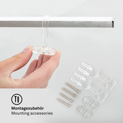 Montagezubehör für LED-Deckenleuchte, Nahaufnahme von Hand, die ein transparentes Befestigungselement hält, mit Schrauben und Dübeln im Hintergrund.