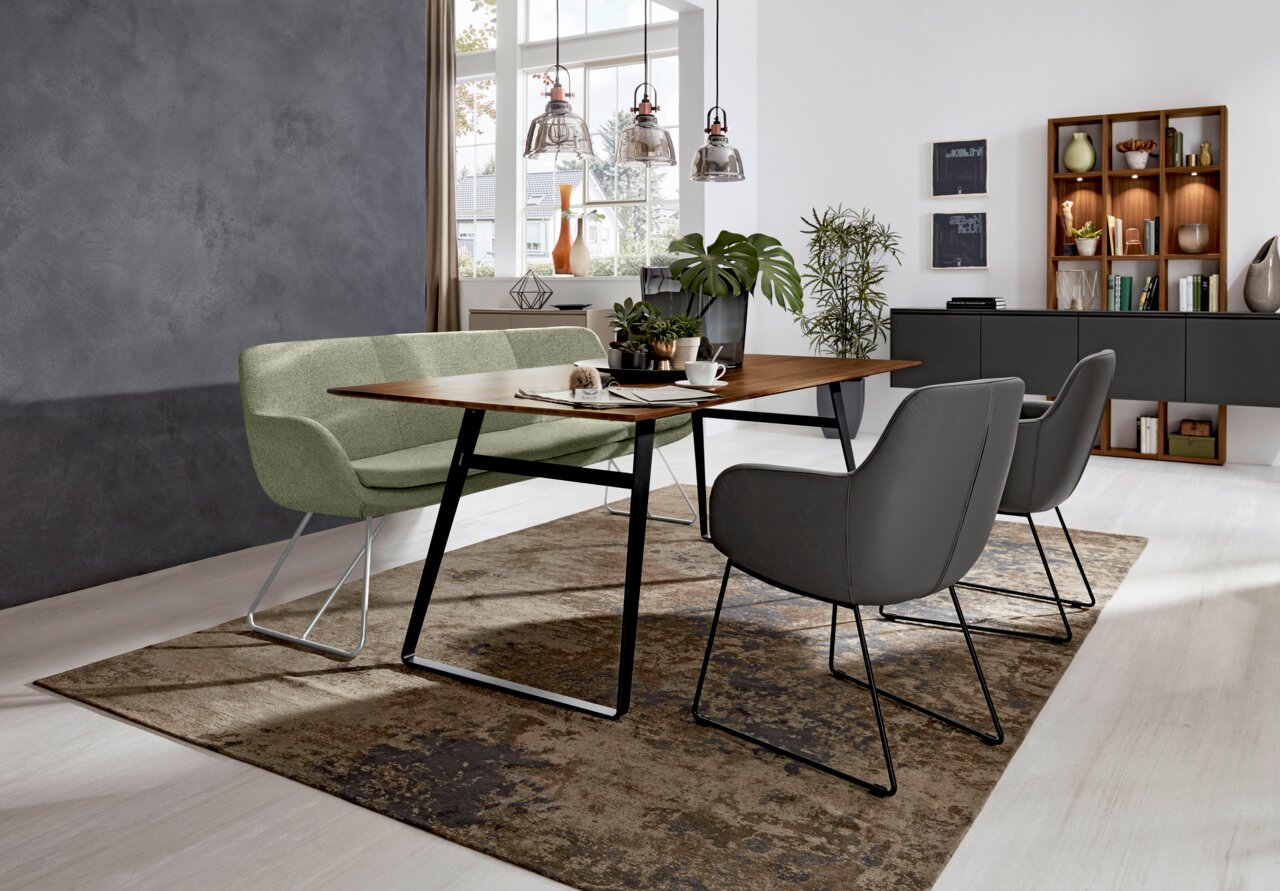 Moderne Polsterbank in einem stilvollen Esszimmer, seitliche Perspektive.