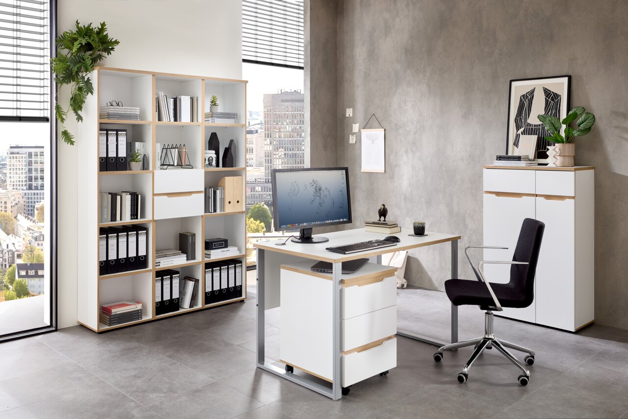 Moderne Büroumgebung mit Schreibtisch, Rollcontainer und Regalsystem, seitliche Perspektive