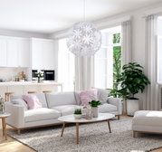 Moderne Hängeleuchte in Blumenform, zentral im Wohnzimmer über einem Couchtisch hängend, mit Blick auf eine helle und stilvolle Einrichtung.