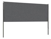 Graues Rollo in seitlicher Perspektive mit Metallrahmen und Zugkordel.