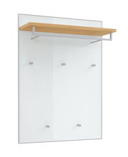 Moderne Wandgarderobe mit weißer Rückwand, Holzablage und Metall-Kleiderstange sowie fünf Haken, frontal in leichter Schrägansicht von vorn oben dargestellt