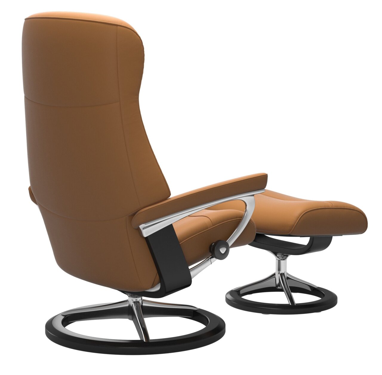 Achterkant van een bruine Stressless-eenpersoonsfauteuil met voetenbankje, modern ontwerp met details van metaal en hout.