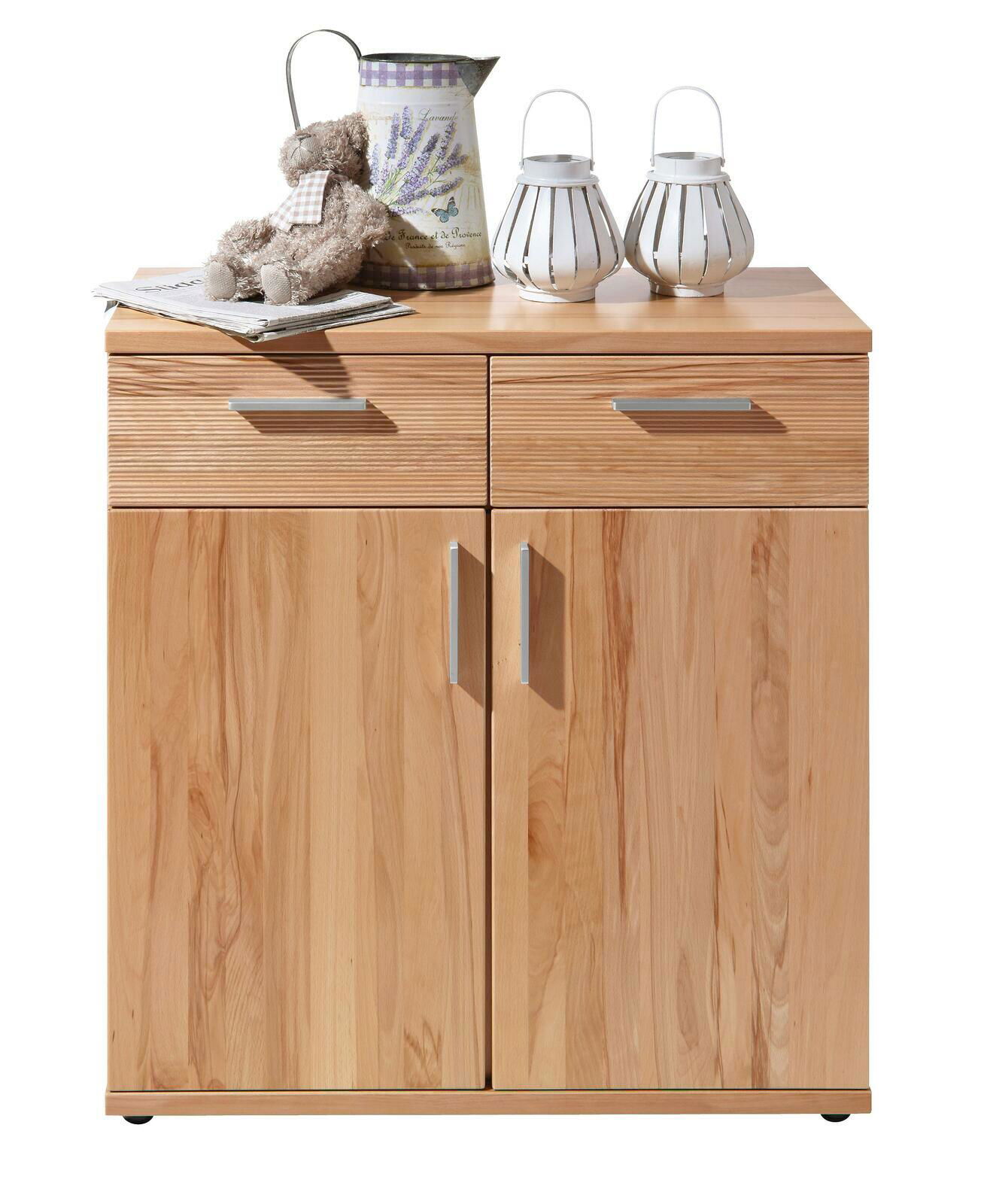 Vorderansicht einer hölzernen Kommode mit zwei Schubladen und zwei Türen, dekoriert mit einem Teddybär, einer Lavendelkanne und zwei Laternen.