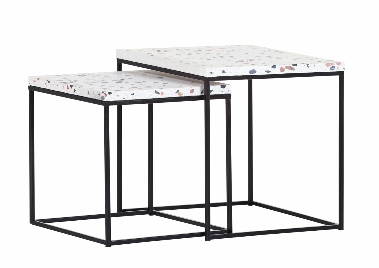 Zwei Beistelltische im Set mit Terrazzo-Oberfläche und schwarzem Metallgestell, seitliche Perspektive.