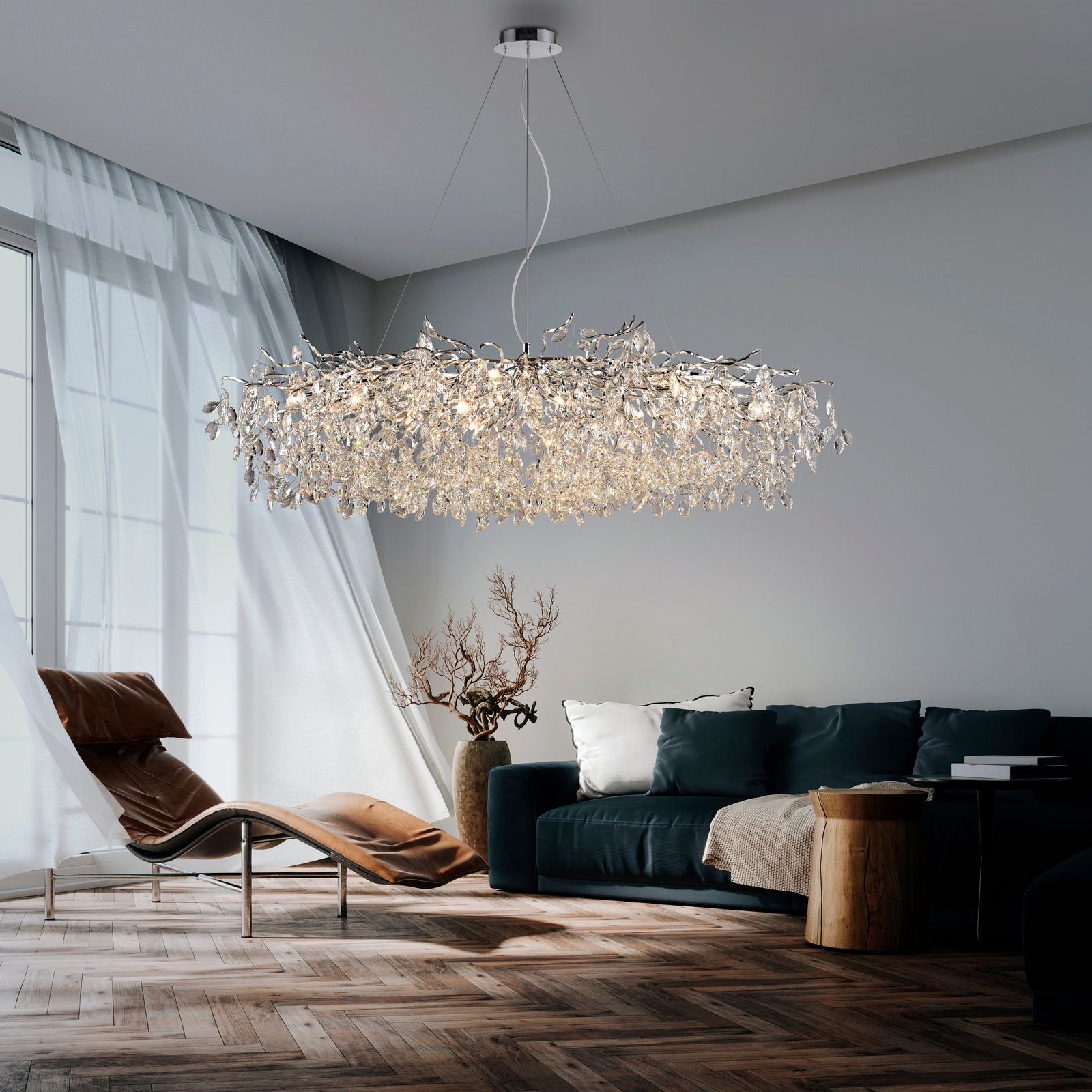 Moderner Kronleuchter RICICLE in einem stilvollen Wohnzimmer, seitliche Perspektive.