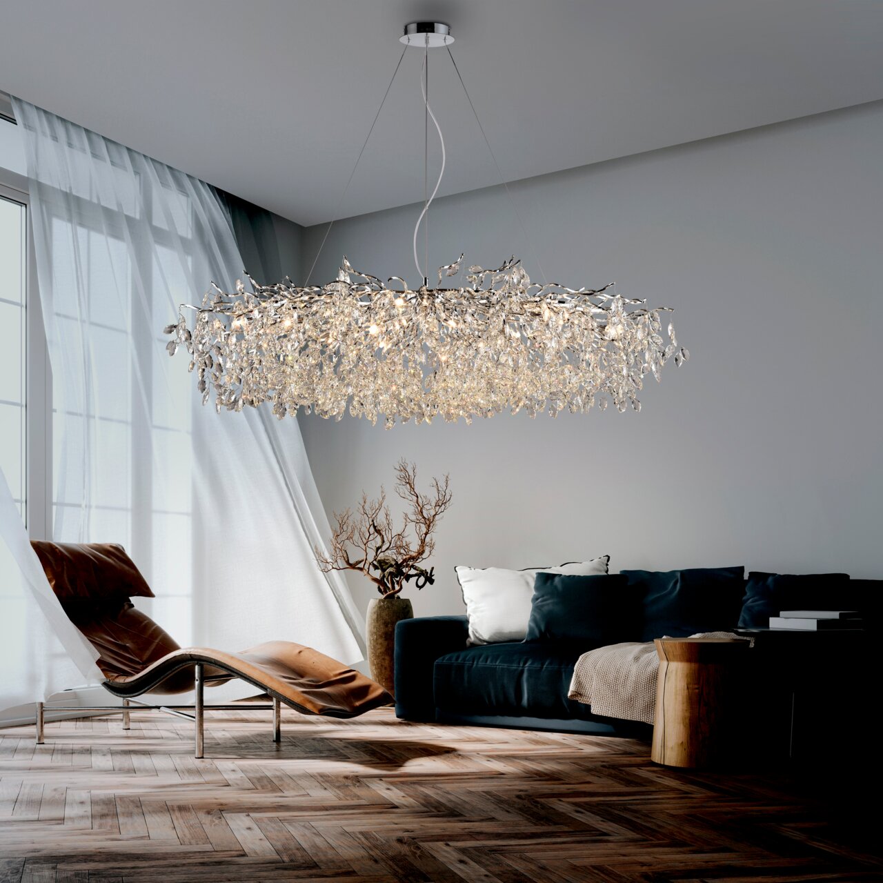 Moderner Kronleuchter RICICLE in einem stilvollen Wohnzimmer, seitliche Perspektive.